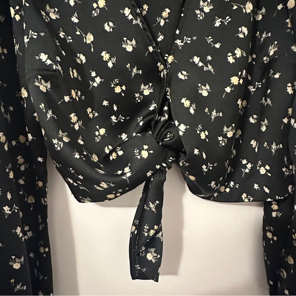 Abercrombie & Fitch Black White Floral Tie Crop Top Size Small - Picture 4 of 15